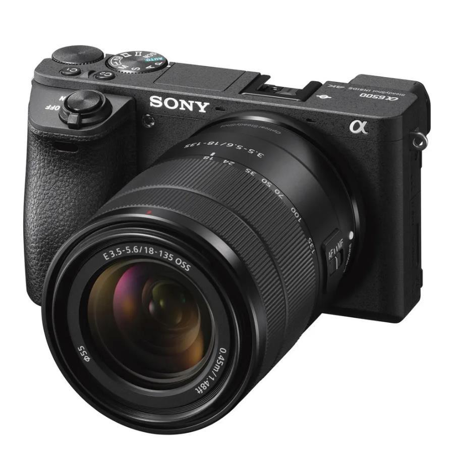 Cámara Mirrorless Sony Alpha a6000 con lente 18–135 mm